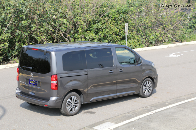 Traveller同樣是以方正的車身達成空間最大化的目的。