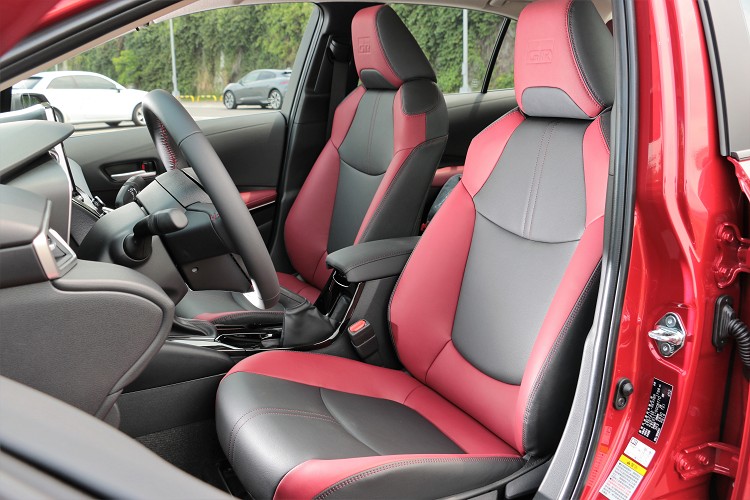 前座頭枕附GR字樣烙印,但座椅的包覆性還是維持一般體感,沒有特別加強兩邊材質,只要激烈一點駕駛就顯得不敷使用。