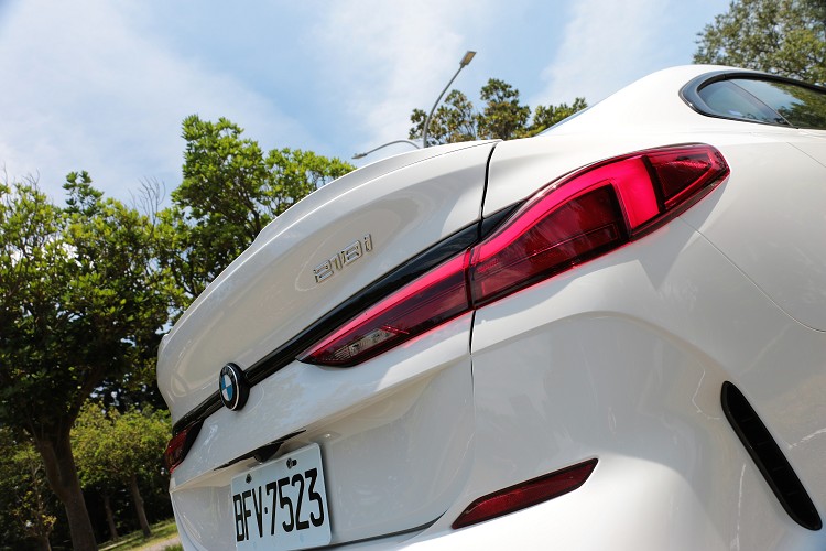 車尾尾燈造型有點類似8系列方格,微微揚起的行李箱收尾,帶來強烈運動氣息。