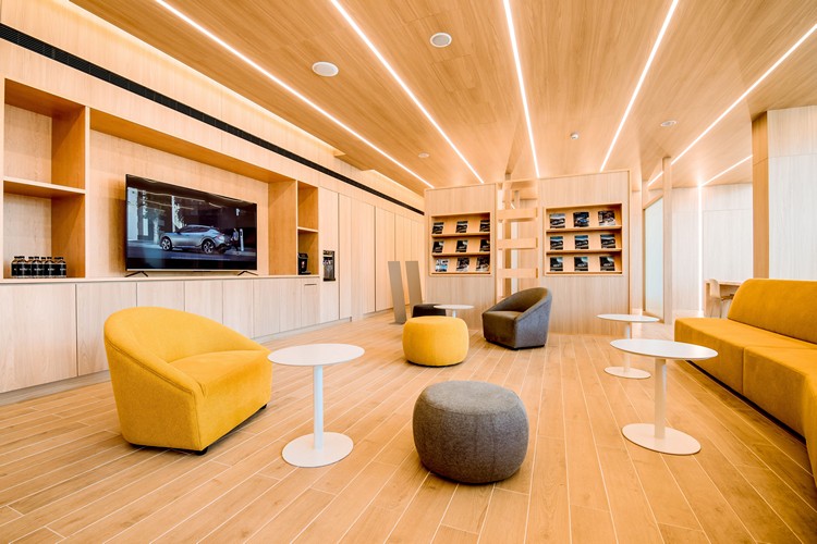 顧客體驗區以大量的木質建材,與溫和的燈光線條點綴,營造簡約且溫馨的整體氛圍。