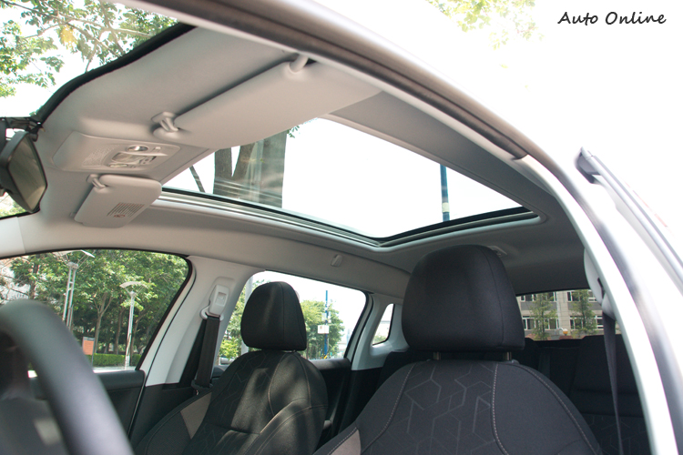 大面積天窗可讓前後排座椅可同享天空。