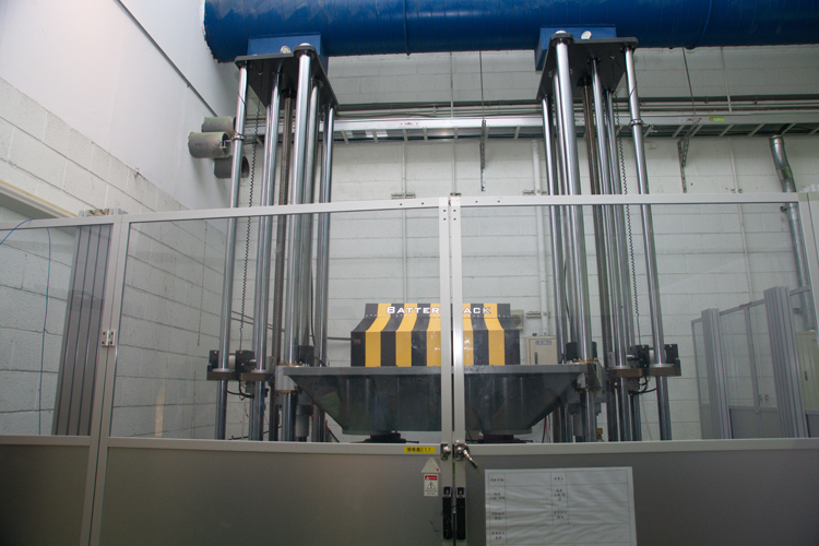 ARTC的電池組衝撞測試,對電池組瞬間施予達50G的衝撞力道。