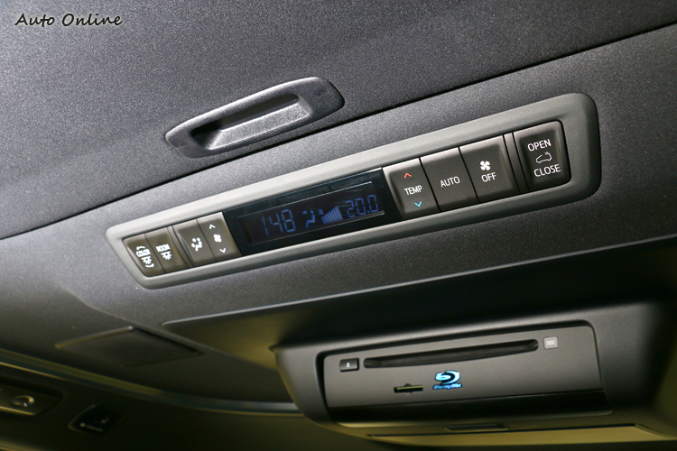 後座有專屬的空調系統,具有恆溫功能,享受舒適乘坐環境。