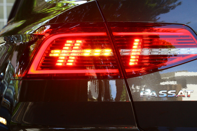 尾燈特徵由波導輪廓及LED燈的兩條水平線組成,並有多種發光模式。