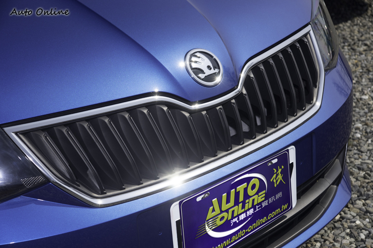 家族造型水箱罩搭配位於車鼻前端的廠徽。