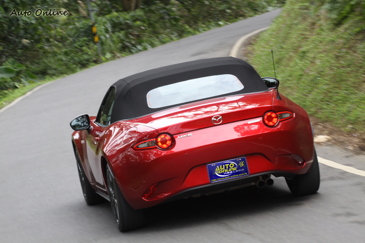 MX-5以平價的方式來獲得等同高檔跑車的樂趣,是它人氣數十年來能夠歷久不衰的秘訣。