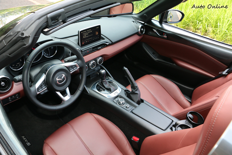 車室格局簡潔而有濃厚的設計感,雙色搭配也能呈現出豪華感。