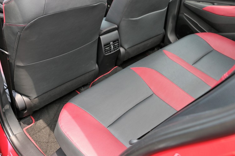 後座膝部表現不錯,後座標準配備出風口,對於炎熱夏天有很大幫助。