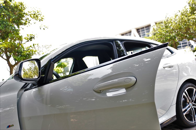 無框窗的車門設計絕對是跑車專屬樣貌。
