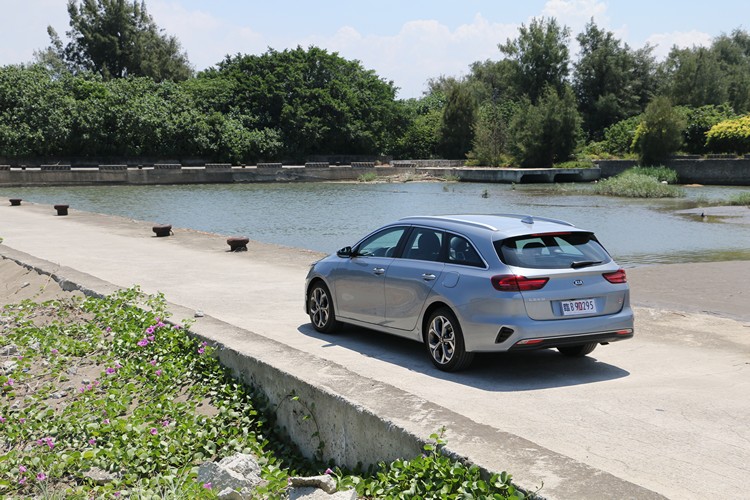 本次上市的是小改款前的舊款車型,不過一樣保有耐看的特色。