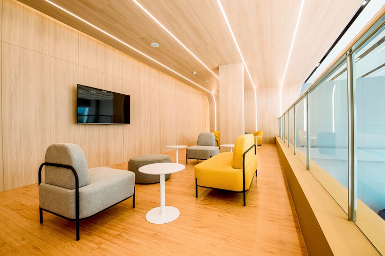 整體以通透的玻璃隔間規劃,增加視覺開拓性,並選用跳色但不突兀的單色織布沙發座椅,讓簡單的空間更添活潑趣味。