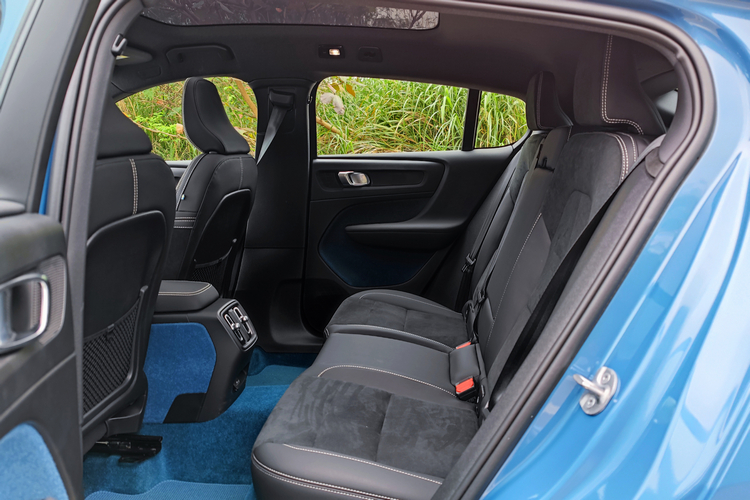 CMA底盤對應電動車設計,四驅系統不需傳動軸,所以後座臀與腿部位置也沒有被抬高