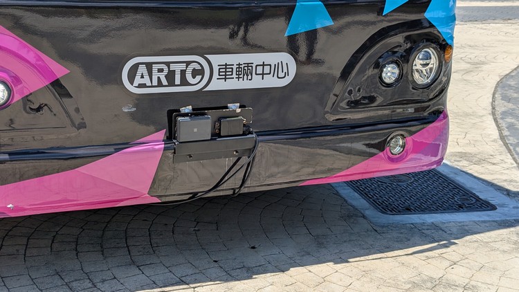 車身四周都有裝設各式雷達與攝影鏡頭來掌握周遭環境