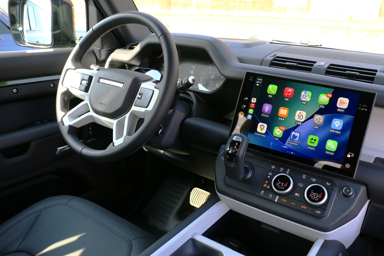 2026 年式 Defender 全車系導入 13.1 吋中央觸控螢幕，取代舊款最大 11.4 吋的系統。