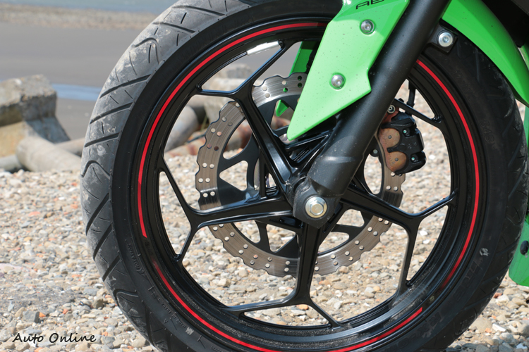 造型不錯的輪框設計,搭配也是高規的ABS版本。