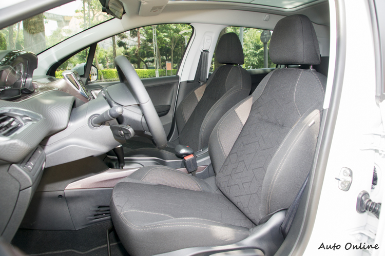 Active+車型為黑灰織布座椅,椅墊椅背有做包覆側墊。