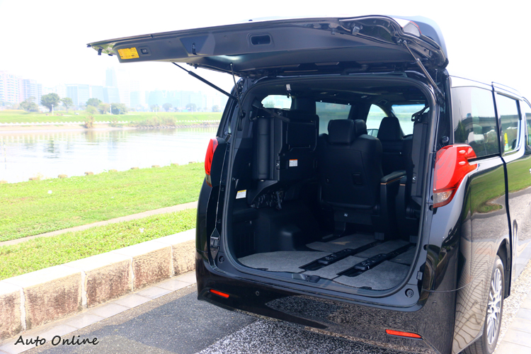 後尾門面積大,開啟時要確定周圍沒有障礙物。