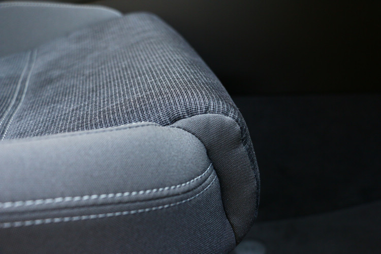 布椅的作工和用料,說難聽點就像Polo等級在用的,考量到它的售價,這方面有很大的改進空間,。