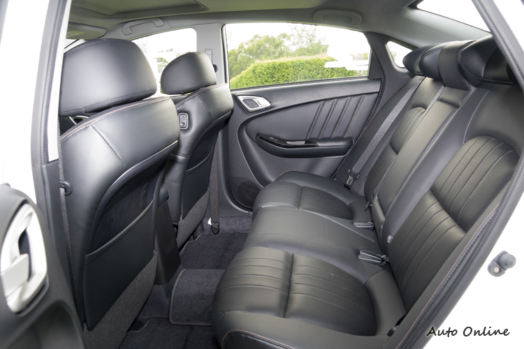 座椅包覆感適中,支撐性略偏硬但不致於影響舒適。