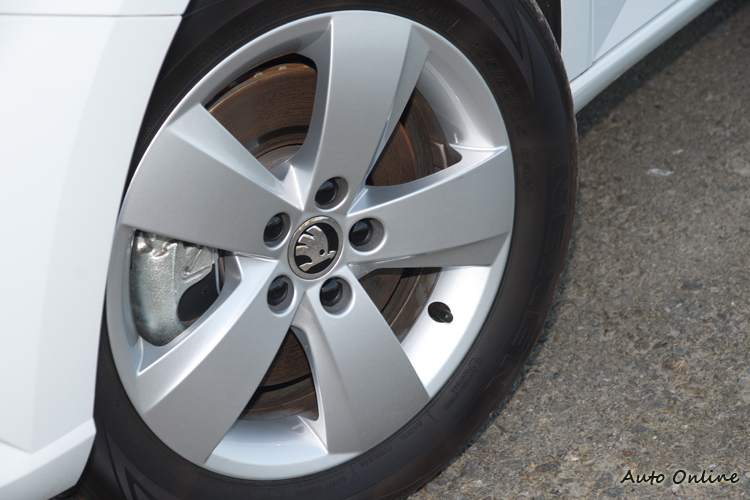 鋁圈為15吋五輻造型(1.6 MPI車型為鐵圈) 。