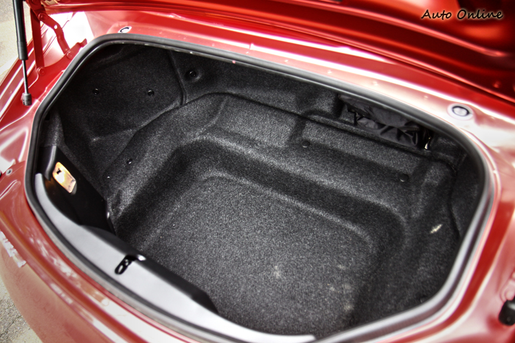 由於採用手動軟頂,行李空間得以保有更多的容積。