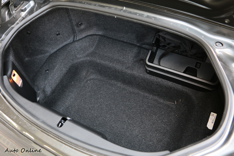 行李廂可提供兩人出遊的簡單裝備承載需求,這部份運動小跑車不需要太過講究。