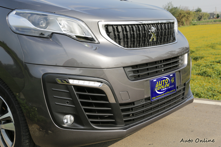 流暢柔順的輪廓和層次分明的車頭設計,擺脫商用車的色彩。