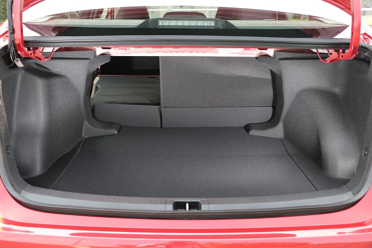 08 行李廂維持470公升最大容積,支援座椅6/4分離傾倒,可帶來更大置物空間,以備不時之需的乘載需求。