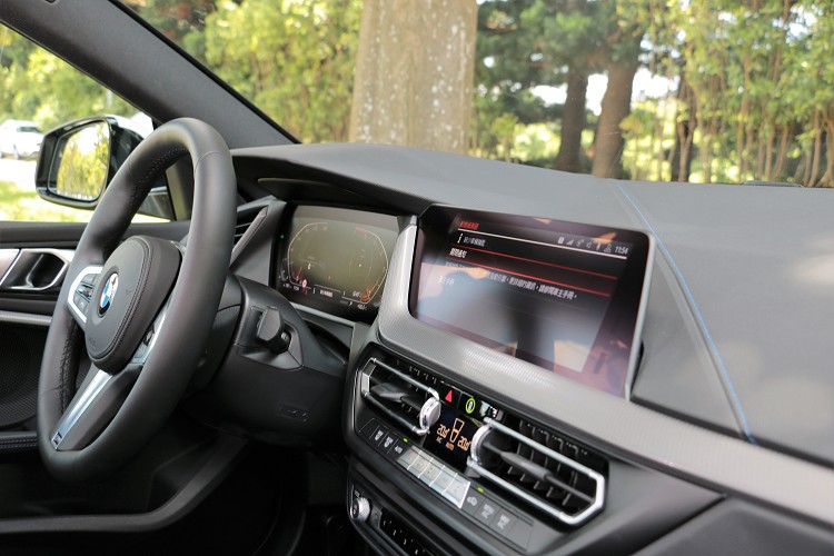 以駕駛者為中心導向的中控台布局,結合兩個10.25吋螢幕,一個是駕駛者前方數位儀表板,另一個則是搭載iDrive7.0觸控螢幕。
