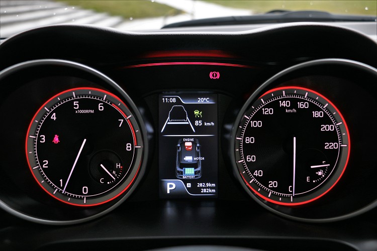 儀錶板中間屏幕可顯示油電系統作動情況。