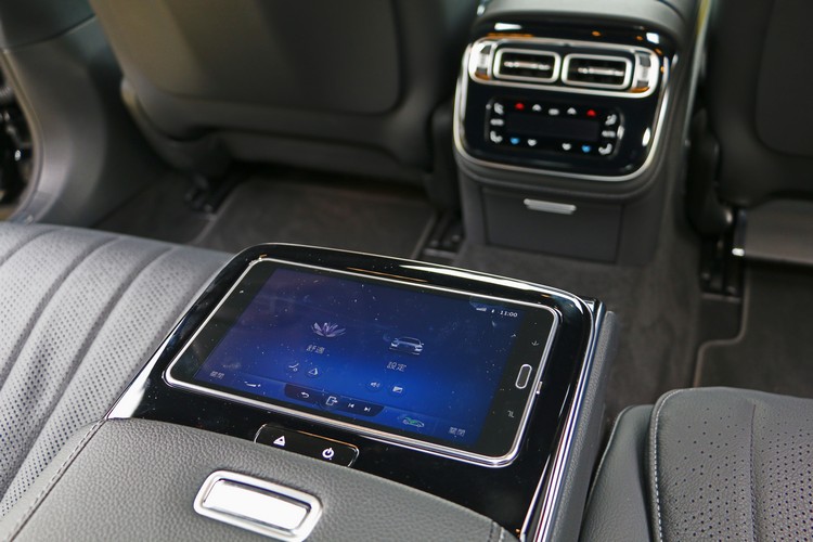 除了透過面板操作,後座乘客也能使用觸控平板調整車內設備。