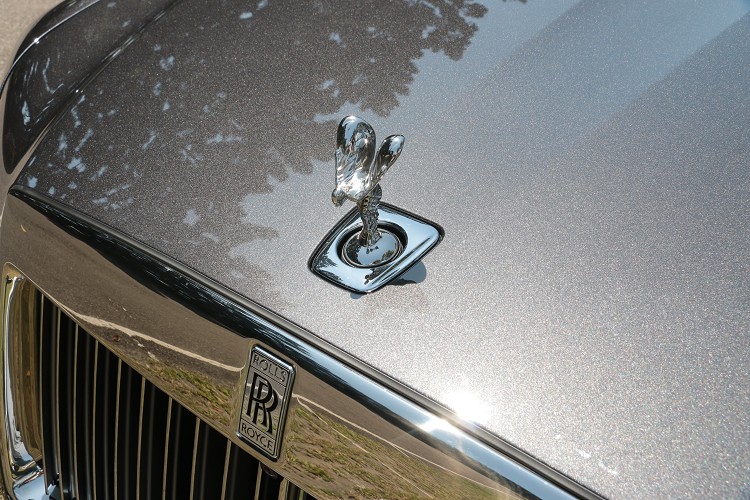 原廠刻意把車頭「歡慶女神」後移,去掉底座環繞的鑲板線,讓歡慶女神的呈現更加的純粹。