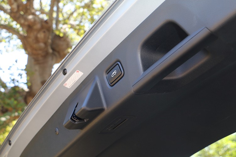 智慧感應式尾門會在手持鑰匙接近時自動開啟,對於雙手持物的使用者很方便。