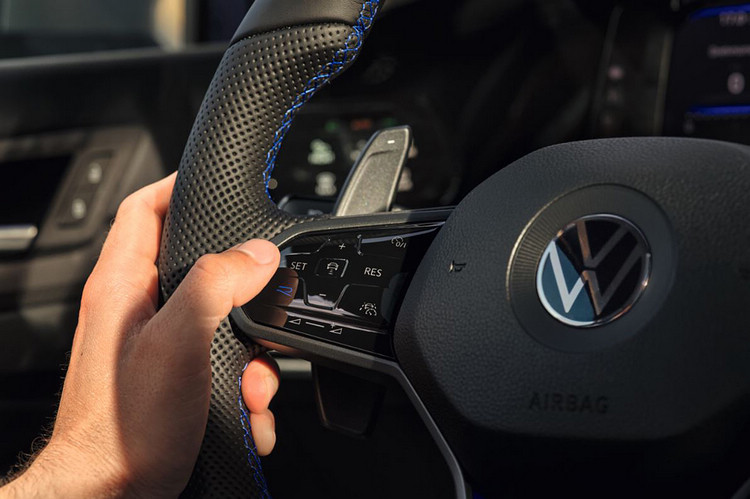 方向盤左側按鍵控制區提供特殊R按鍵,便於切換駕駛模式與賽車模式。