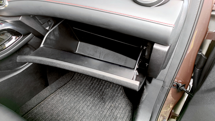 形狀較扁空間方正的手套箱。