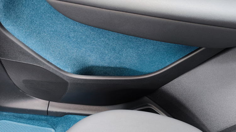 後車門收納空間不大,放手機還行