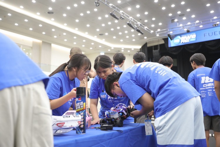 參賽隊伍在過程中進行氣瓶更換、車輛維修與操控優化