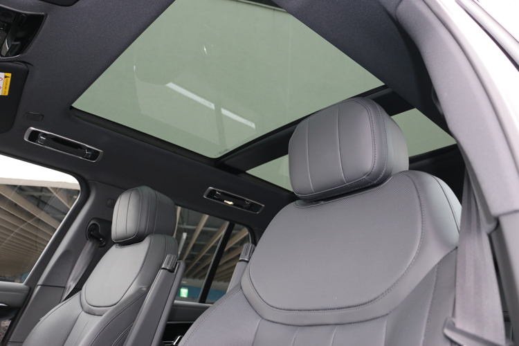 黑檀木頂篷布與全景天窗，對於Range Rover座艙質感有加分效果。