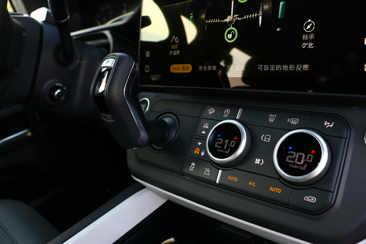 工程師也重新設計了 中央鞍座與排檔造型位置，讓操作更加符合人體工學。