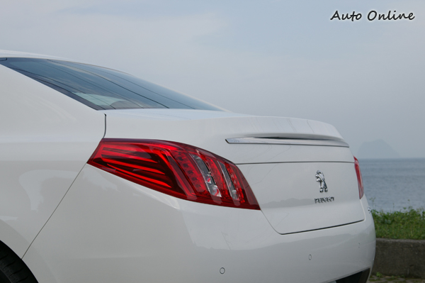 尾燈造型與旅行車型稍有不同,同樣是LED陣列設計。