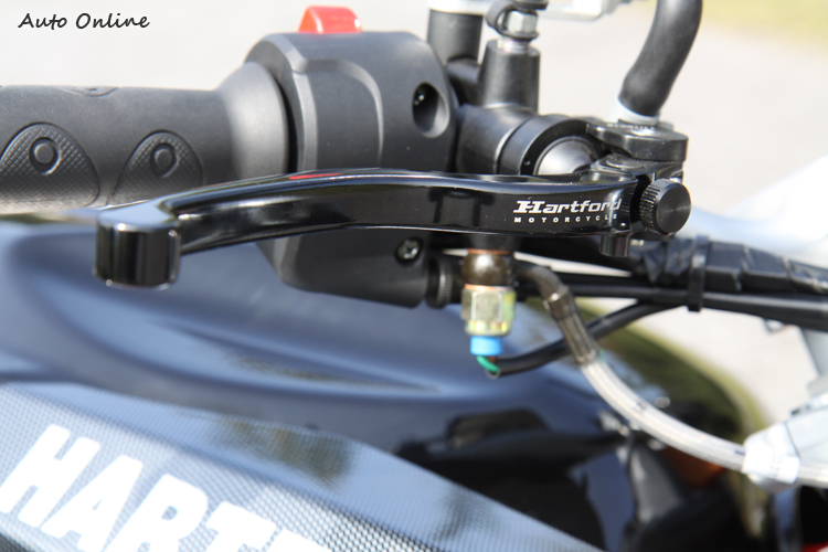 採用直推式煞車油壓缸,制動反應與力道都不錯。