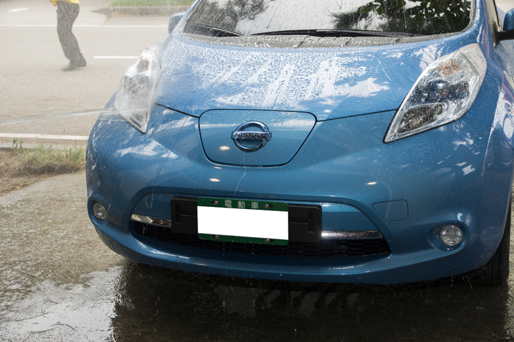 清洗試驗:以流量12.5l/min之清水沿著車輛所有接縫噴水,噴嘴與接縫距離3m,移動速度為0.1m/s。