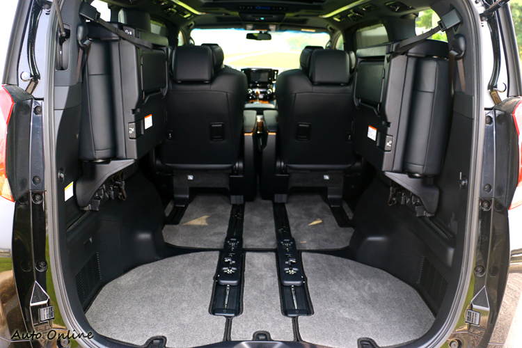 第三排座椅可向兩邊收折增加置物空間。