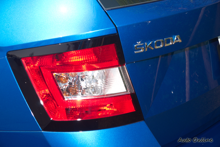 尾燈不忘以深色邊框處理強調「C」字形概念。