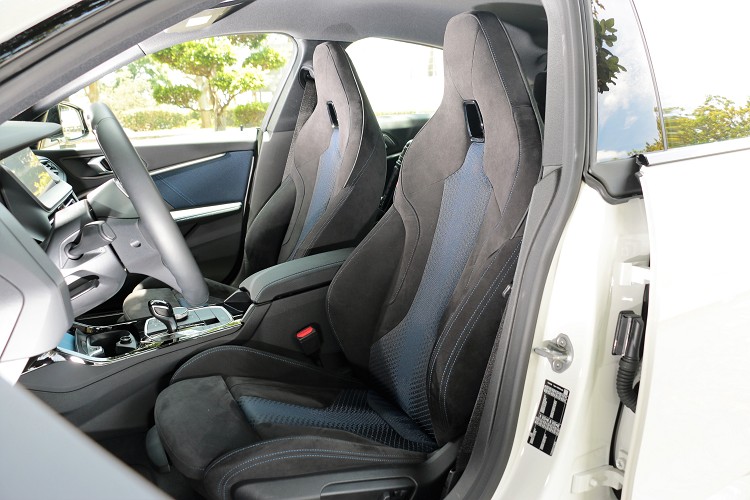 雙前座座椅採用Alcantara麂皮與高級織布材質包覆,包覆性、支撐性以及摩擦力都非常適合激烈駕駛。