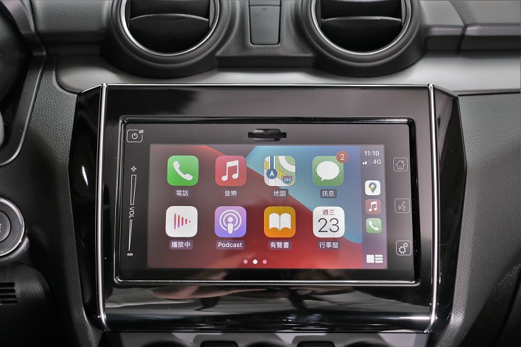 標準配備七吋螢幕支援Apple CarPlay。