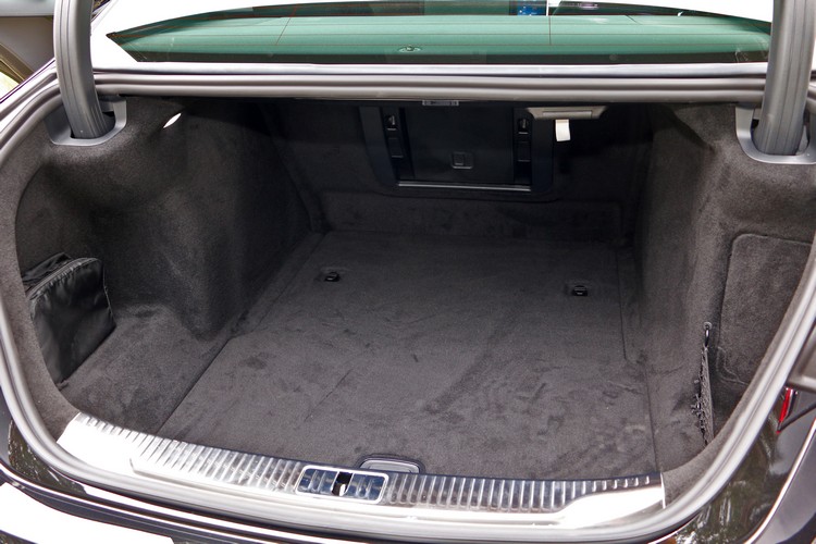 長軸版的行李廂受限兩側避震塔和座椅區而有所壓縮,容量反而比短軸版小很多!
