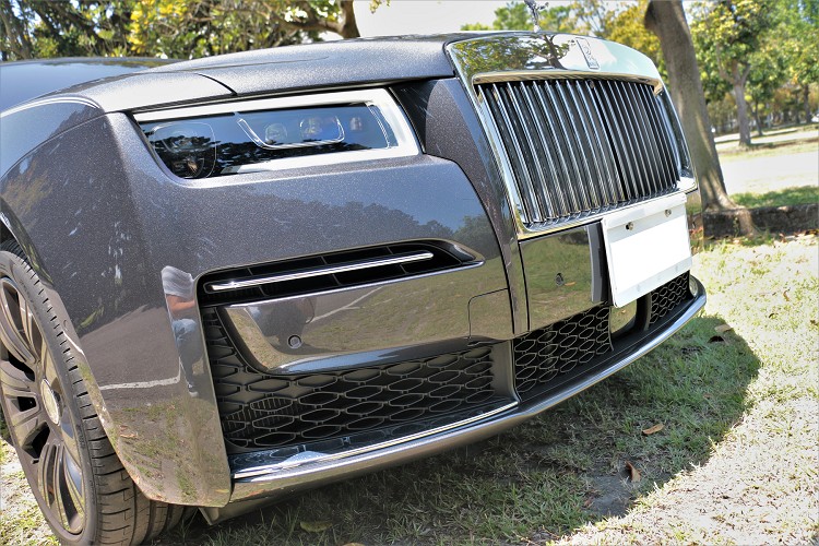 淩厲鋒銳的輪廓線條與棱角分明的前大燈,更打造出氣勢非凡、優雅迷人的車頭造型。