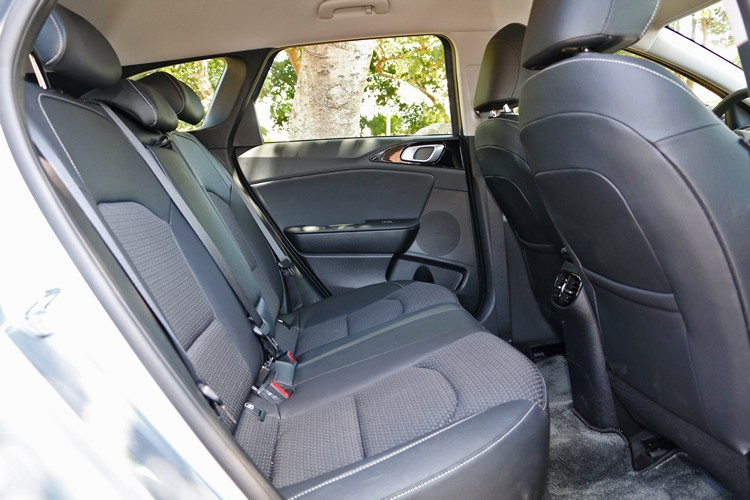 後座空間為一般水準,不過該有的配備都沒有少給。