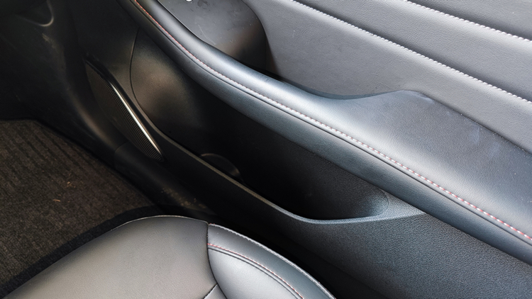 前車門置物/飲料空間還算充裕。